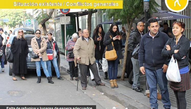 Con estas medidas se espera mitigar situaciones (como la de la foto) que ponen en riesgo la seguridad de los peatones, producidas por  la falta de espacio en la veredas, de refugios y lugares de espera o descanso adecuados, entre otros.   Imagen: Movilidad Saludable/GCBA. 