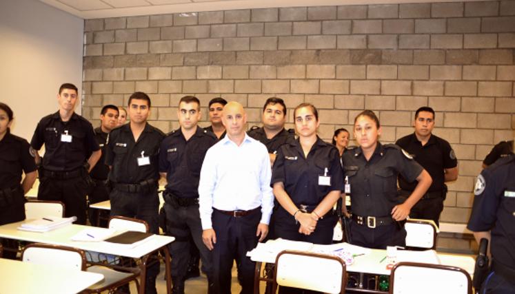 Martín Ocampo junto a la primera Comisión Egresada de la Policía Federal de la Ciudad Autónoma de Buenos Aires. Foto del Ministerio de Justicia y Seguridad de CABA.