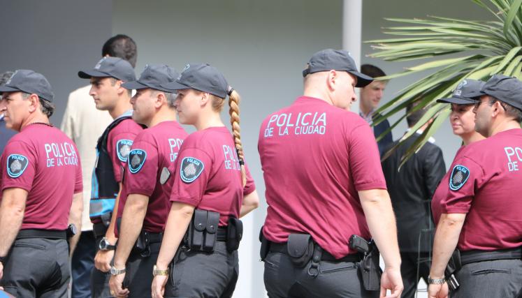 Los policías de la Comisaría 30, con los nuevos uniformes.