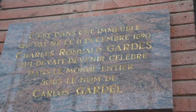 Placa colocada en la fachada del edificio de Canon d’Arcole 4, en Toulouse. El texto dice así: Fue en este inmueble que nació el 11 de diciembre de 1890 Charles Romuald Gardès, que se volvió célebre en el mundo entero bajo el nombre de Carlos Gardel.