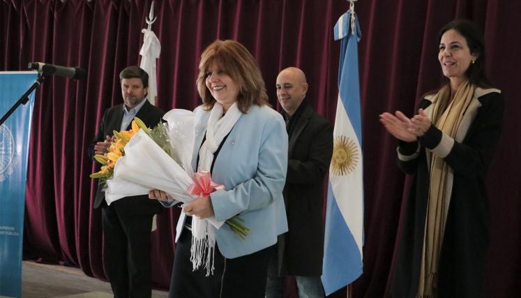 La Ministra de Salud, Bou Pérez recibió un ramo de flores.