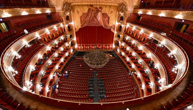 Limpieza de la Araña del Teatro Colón. Foto de Juan José Bruzza/Prensa Teatro Colón.