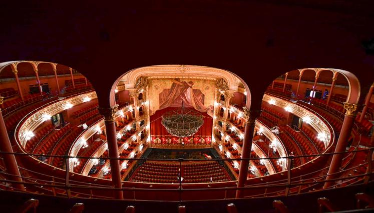 Limpieza de la Araña del Teatro Colón. Foto de Juan José Bruzza/Prensa Teatro Colón.