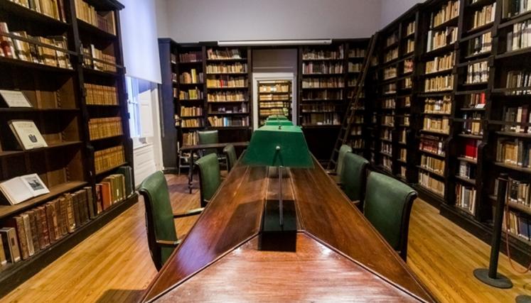 La Biblioteca del Museo Larreta se encuentra en la planta baja, ocupando el mismo espacio de la biblioteca original del escritorio.