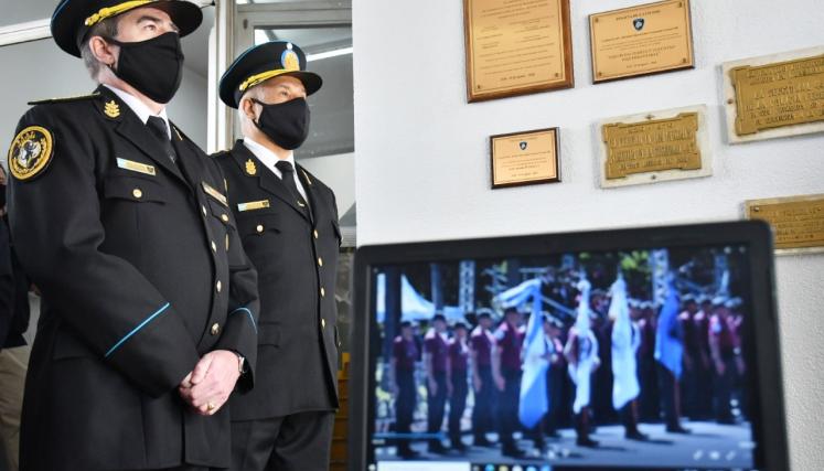 Durante la ceremonia, el jefe y subjefe de la Policía de la Ciudad recordaron a los caídos en cumplimiento del deber. 