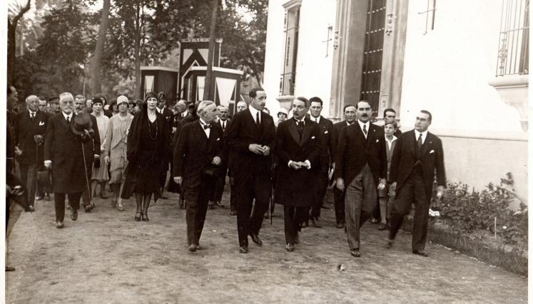 Enrique Larreta junto al rey Alfonso XIII en la Exposición Iberoamericana de Sevilla, en 1929. Junto a ellos el embajador Daniel García Mansilla, cuñado de E.L.