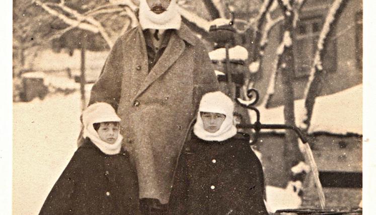 Enrique Larreta vacacionando junto a dos de sus hijos.