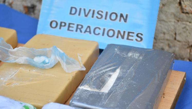 Uno de los ladrillos de cocaína que fueron secuestrados durante los allanamientos en el Barrio 31 de Retiro. 