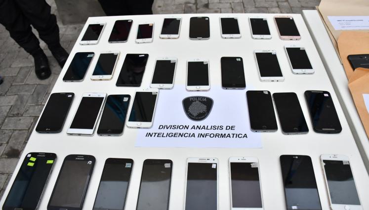 En el acto se devolvieron teléfonos celulares y motos que fueron robados a sus dueños. 