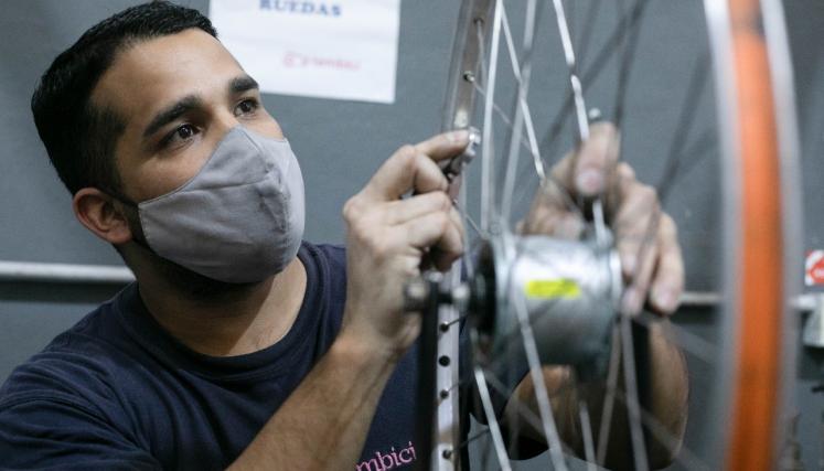 Ecobici: cómo arreglan y acondicionan las bicicletas en el taller de la Ciudad