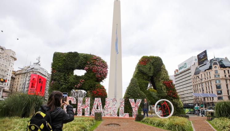 70 años de Charly con una intervención en el Obelisco