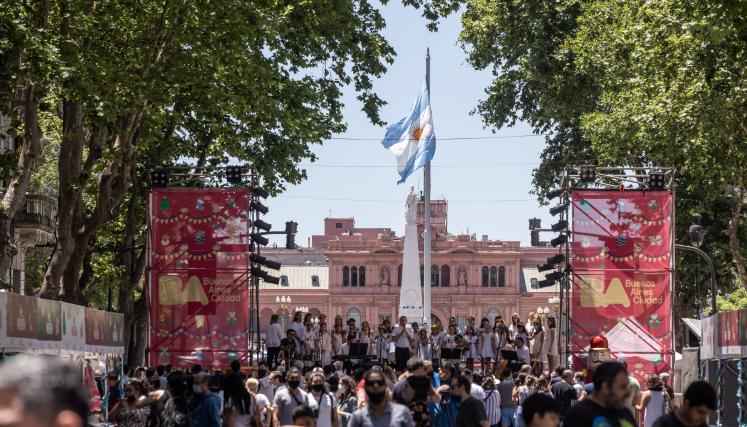 Con la Feria Navideña de la Avenida de Mayo arranca una semana de festejos e intervenciones en las calles de la Ciudad