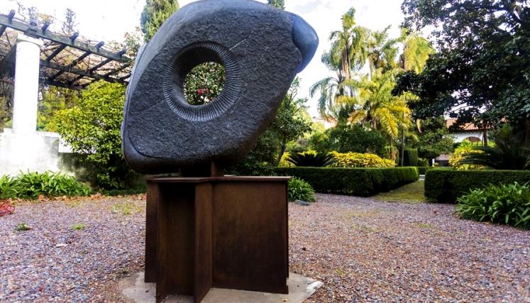 Escultura de granito, realizada y donada por Pablo Larreta, nieto del escritor que da nombre al Museo. 