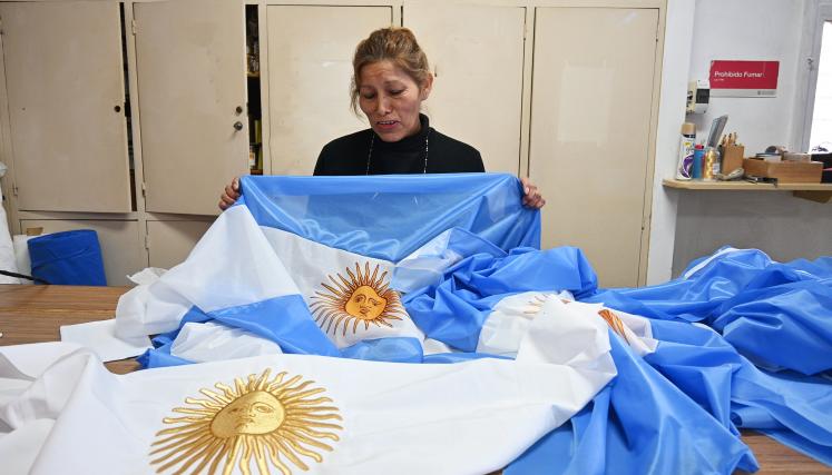 Cómo se confeccionan las banderas argentinas en el taller con mayor tradición del país. Foto GCBA