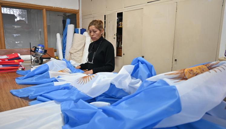 Cómo se confeccionan las banderas argentinas en el taller con mayor tradición del país. Foto GCBA
