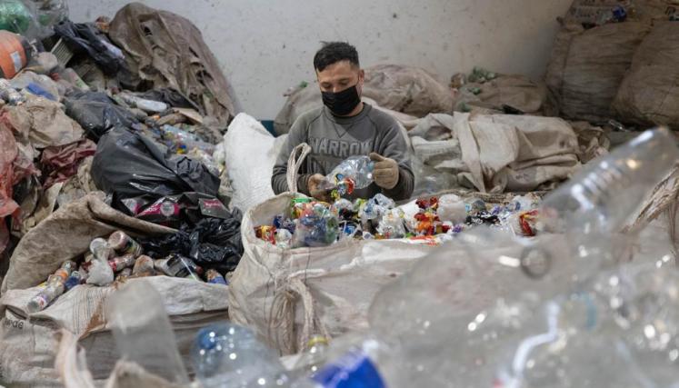 Botellas de amor: cómo transforman los residuos plásticos en muebles, pisos y juegos para chicos