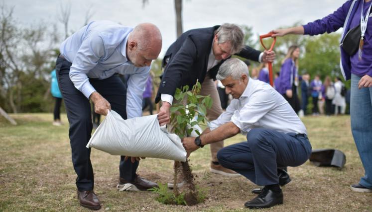 Plantación de árboles junto a alcaldes extranjeros en la Reserva Ecológica, para celebrar la cumbre por el cambio climático