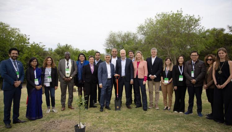 Plantación de árboles junto a alcaldes extranjeros en la Reserva Ecológica, para celebrar la cumbre por el cambio climático